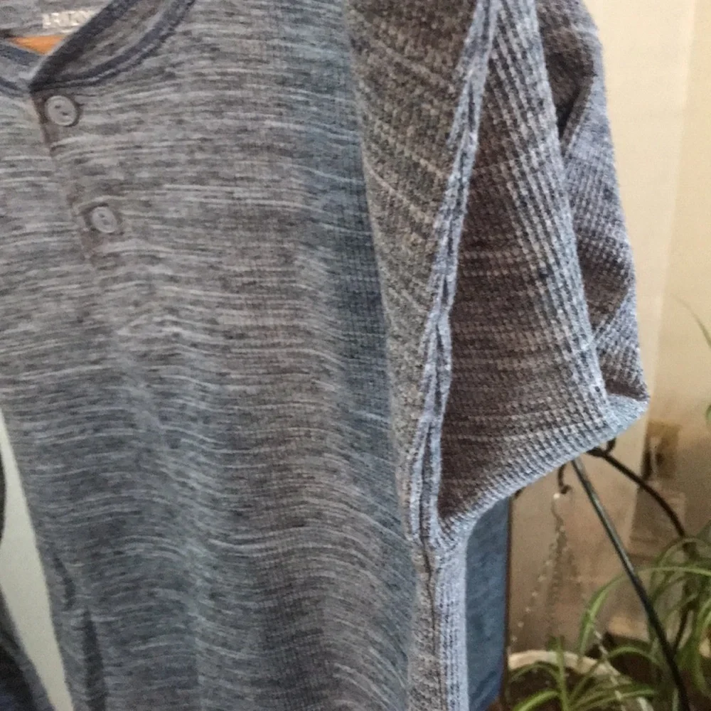 ARIZONA JEAN COMPANY Long Sleeved Waffle-Knit Henley for Men—Sz L